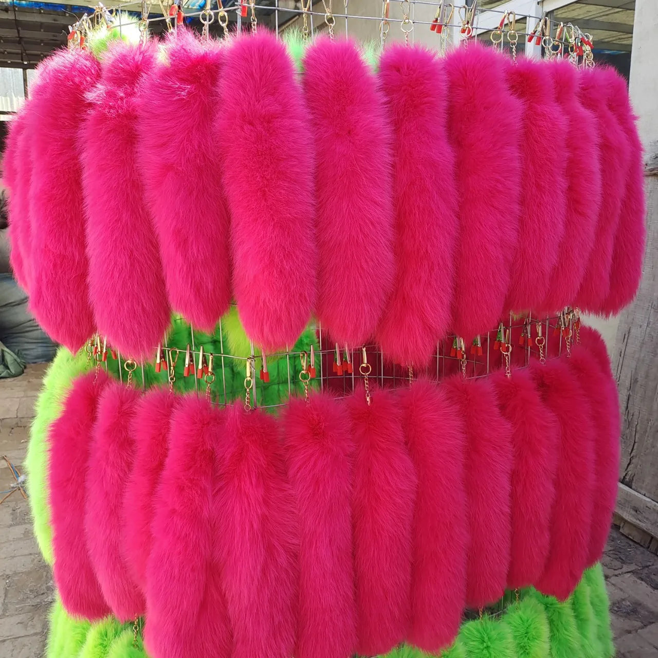 Natural Fox Fur Tail Keychain – 40cm Furry Racoon Bag Charm & Fluffy Keyring Accessory for Women