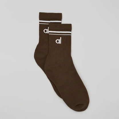 A Women's Soft Cotton Yoga Socks – Mid-Tube Solid Color Casual Socks for Men & Women*