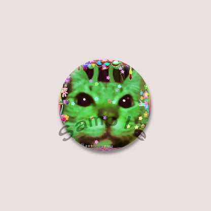 Cute Green Alien Cat Round Badge – Funny Cartoon Animal Brooch Pin for Backpack, Lapel & Gifts