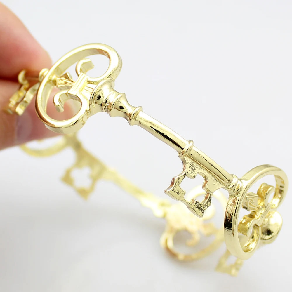 Victorian Skeleton Key Bracelet - Vintage Unisex Punk Cuff Bangle with Gothic Charm Design