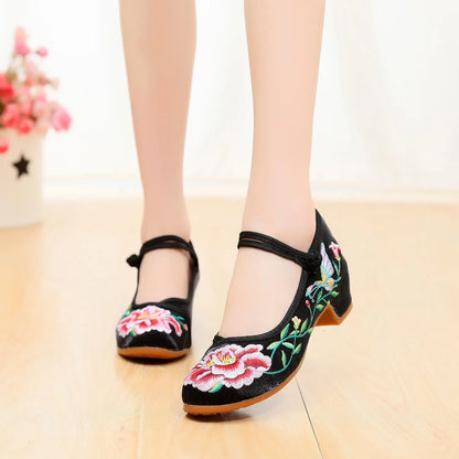 Women’s Embroidered Traditional Shoes - Vintage Chinese Hanfu Qipao Beijing Style Ethnic Dance Footwear