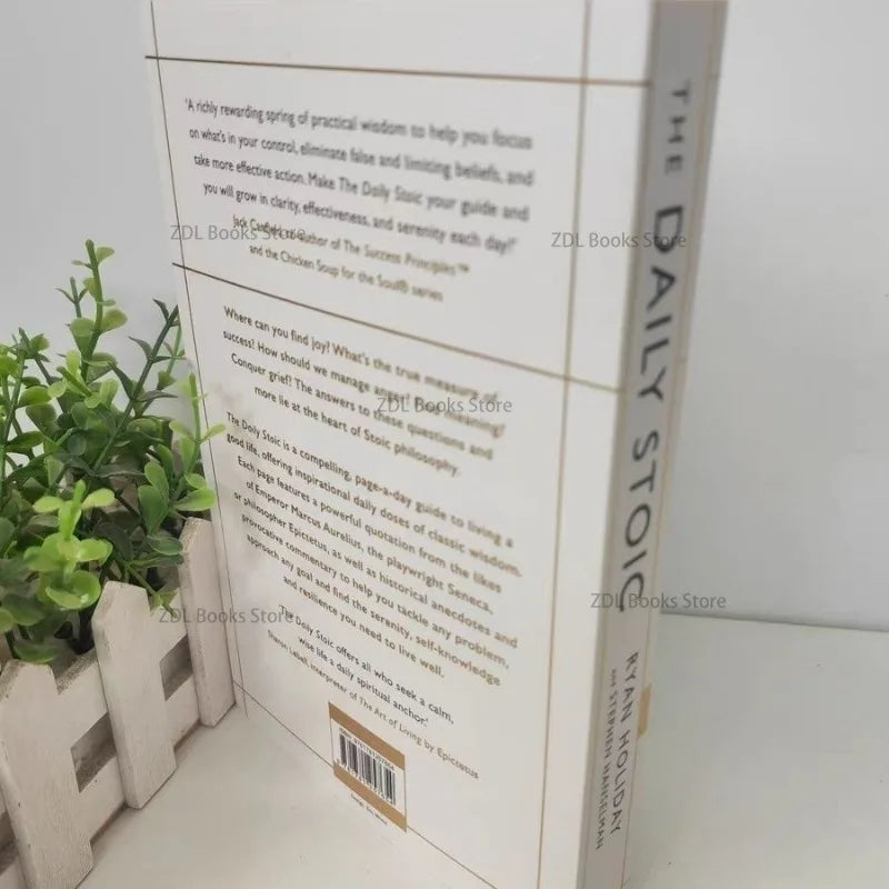 The Daily Stoic by Ryan Holiday – 366 Meditations on Wisdom, Perseverance, and the Art of Living Book (Libros)