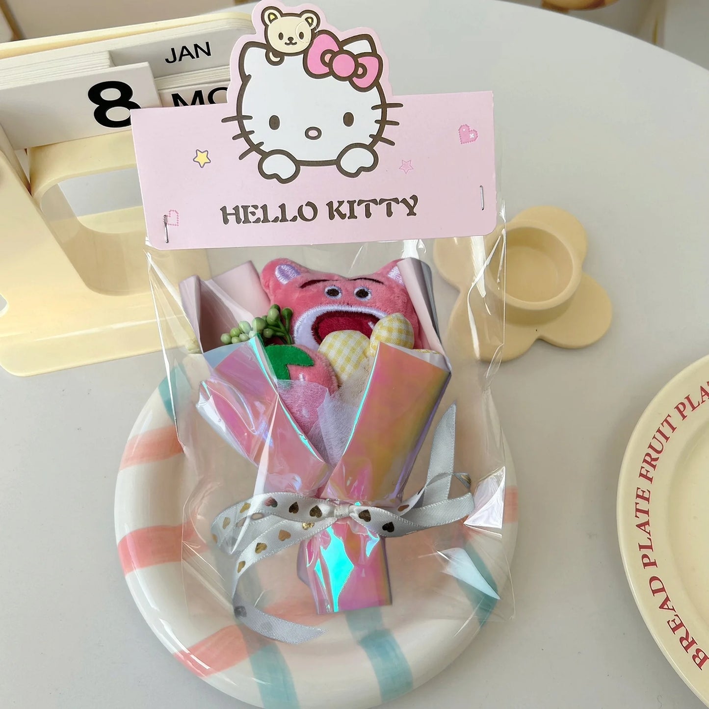 Sanrio Mini Doll Bouquet – Hello Kitty, Kuromi & Melody Plush Dolls Holding Flowers, Kawaii Valentine & Birthday Gift for Friends