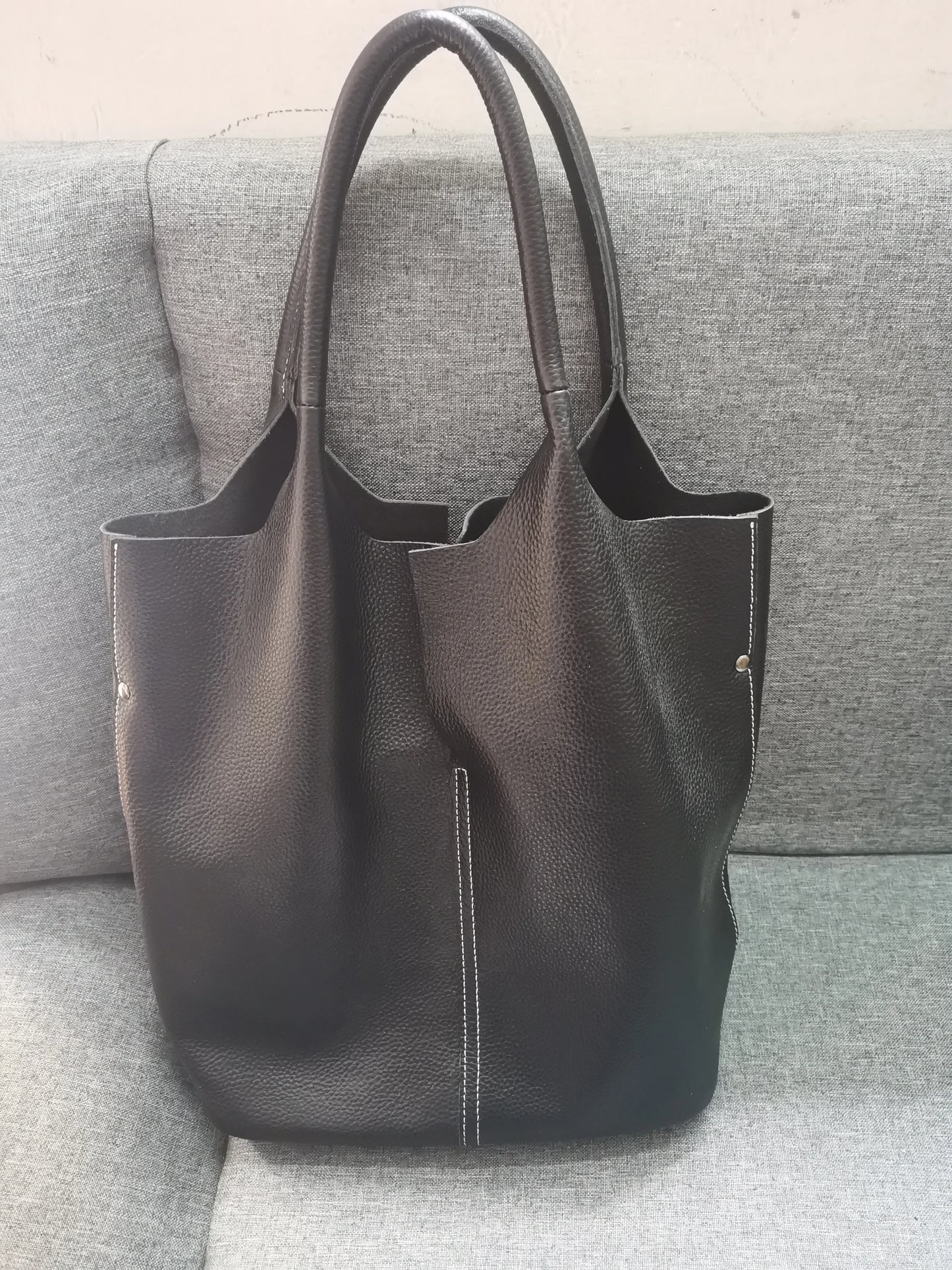 Genuine Leather Women’s Commuter Tote Bag — Soft Cowhide Shoulder Handbag, Large Capacity Bucket Bag, 2025 New