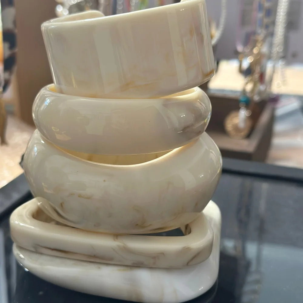 Exaggerated Thick Resin Off-White Imitation Marble Wide Bracelet – Stylish Jewelry for Women’s Party & Vacation