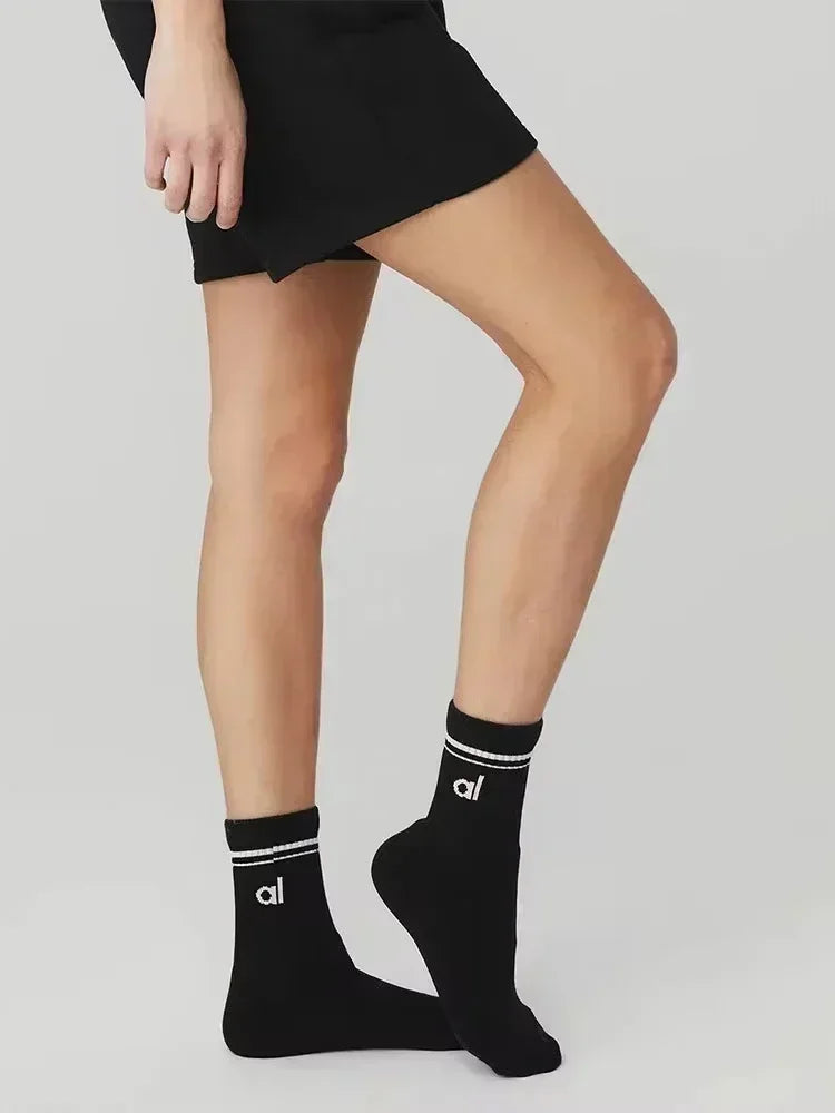 A Women's Soft Cotton Yoga Socks – Mid-Tube Solid Color Casual Socks for Men & Women*