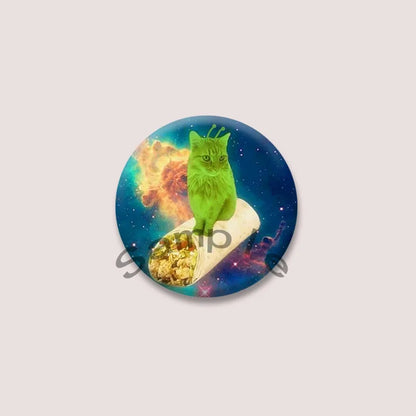 Cute Green Alien Cat Round Badge – Funny Cartoon Animal Brooch Pin for Backpack, Lapel & Gifts