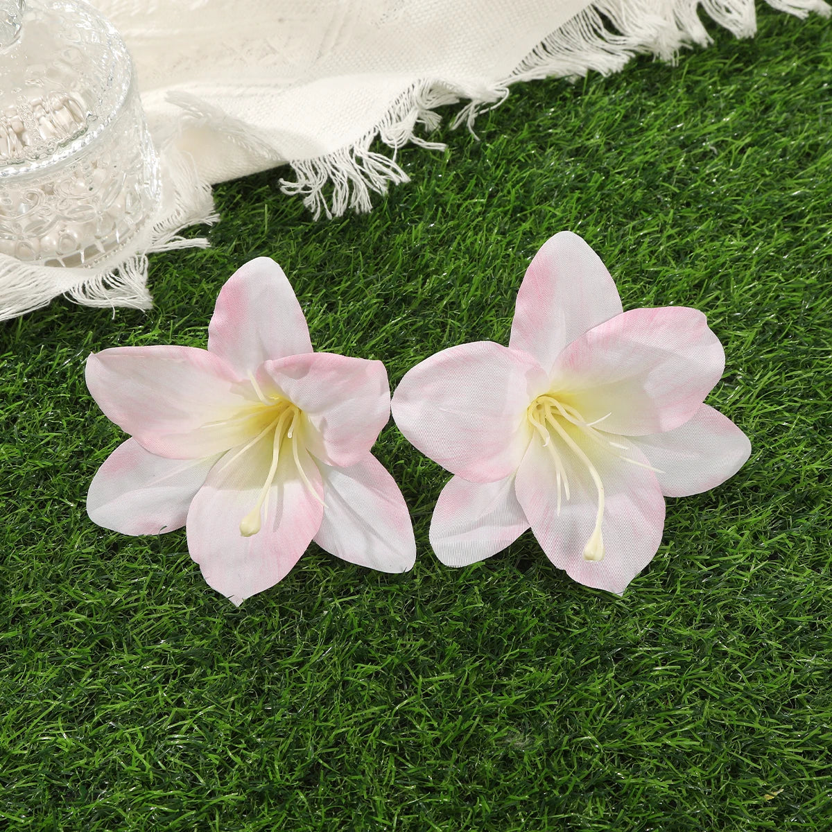 Simulated Orchid Flower Hairpins – White & Pink Hair Clips for Women, Summer Travel Seaside Fashion Headwear