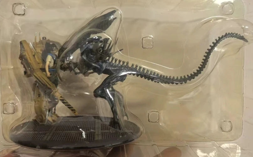 Alien Queen vs. Loading Robot PVC Figure — 14cm Collectible Model Toy