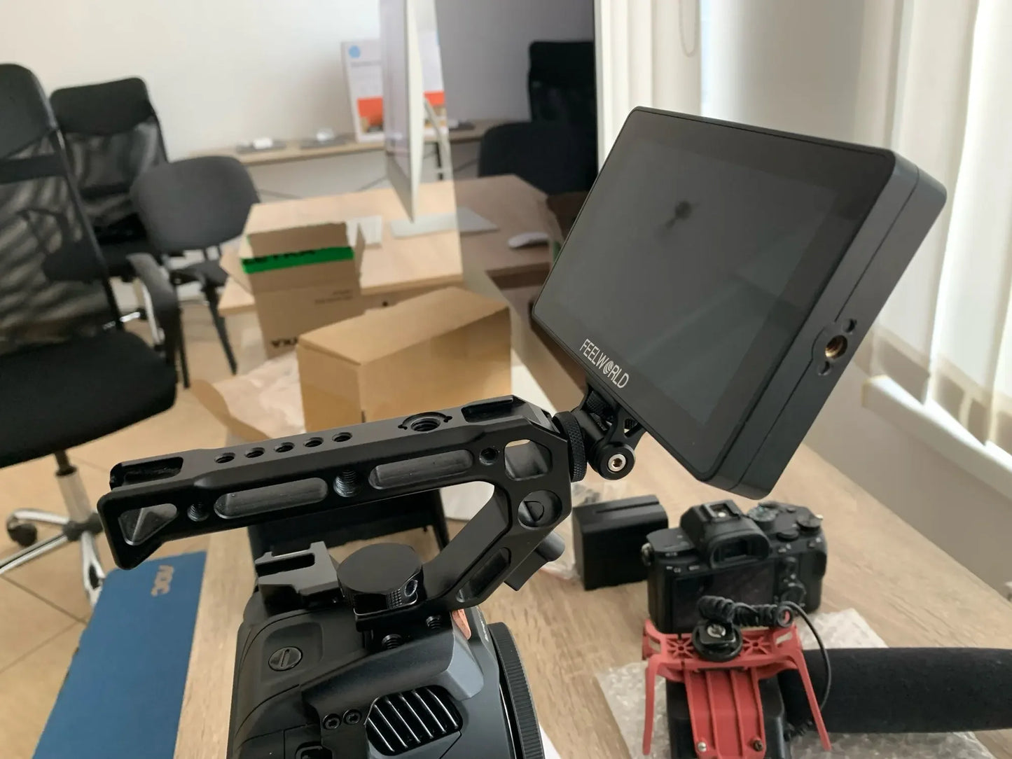 Minifocus Monitor Holder Cold Shoe Mount for Camera, 180° Tilt Adjustable Bracket for Field Monitors, Microphone, Hot Shoe