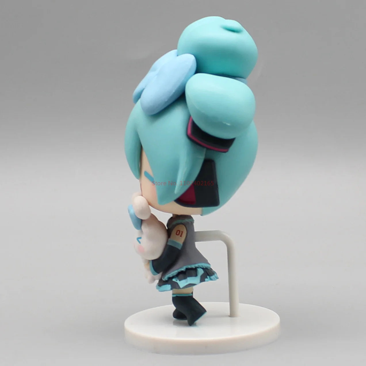 Hatsune Miku Anime Figurine – Holding Cinnamoroll, Bean-Eyed Kawaii Action Figure, Tabletop Decoration & Toy Gift for Children