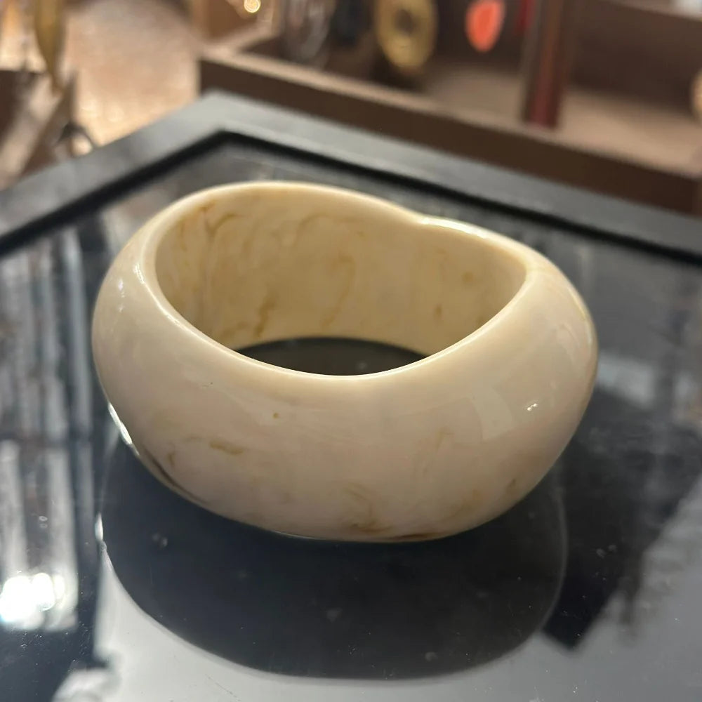 Exaggerated Thick Resin Off-White Imitation Marble Wide Bracelet – Stylish Jewelry for Women’s Party & Vacation