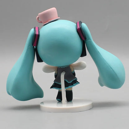 Hatsune Miku Anime Figurine – Holding Cinnamoroll, Bean-Eyed Kawaii Action Figure, Tabletop Decoration & Toy Gift for Children