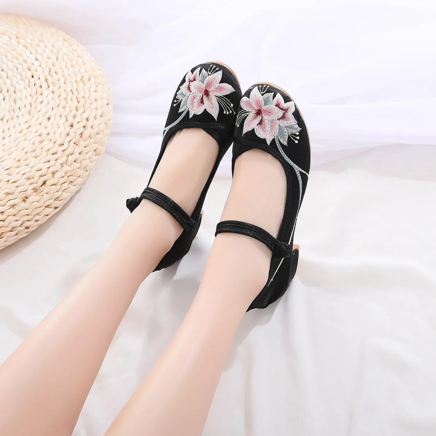 Women’s Embroidered Traditional Shoes - Vintage Chinese Hanfu Qipao Beijing Style Ethnic Dance Footwear