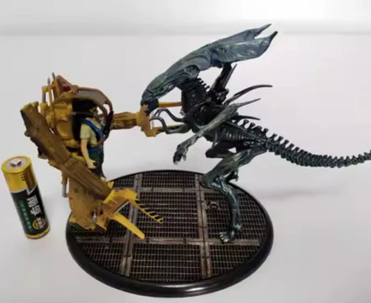 Alien Queen vs. Loading Robot PVC Figure — 14cm Collectible Model Toy