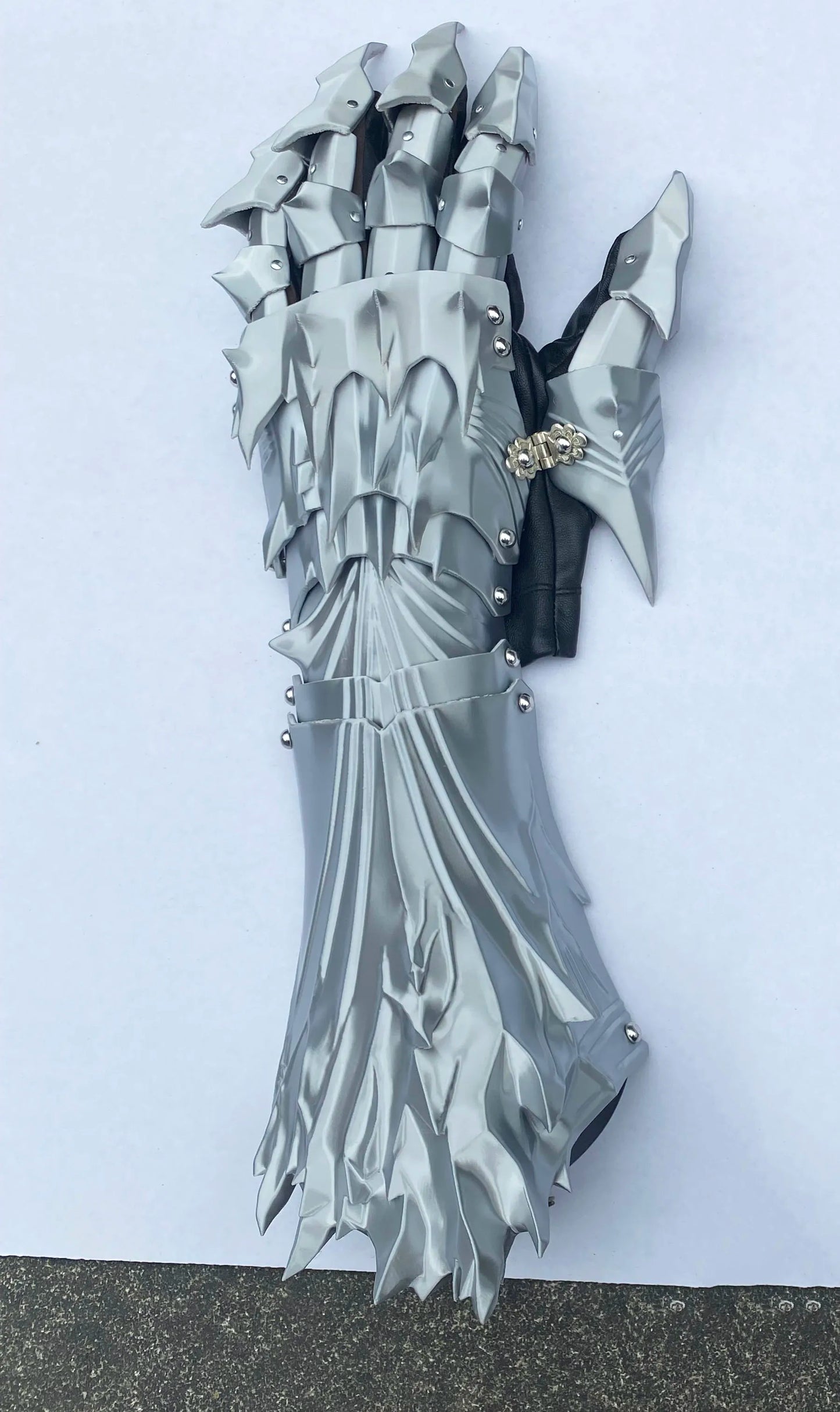 3D Printed Dragon Cosplay Gloves - Customizable Silk PLA Prop Gloves for Boys
