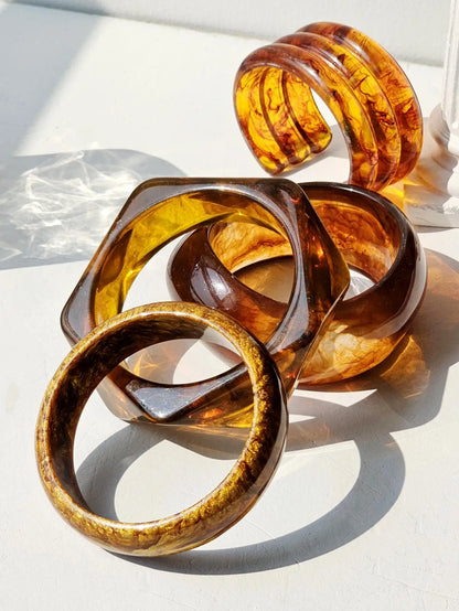 Creative Retro Geometric Chunky Brown Resin Bracelet – Autumn Winter Sweater Bangle for Women 2025