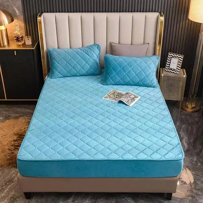 Plush Quilted Mattress Cover - Thick Warm Crystal Velvet Fitted Bed Sheet for Queen & King Beds, Pillowcase Not Included