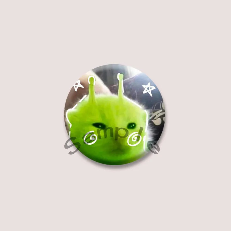 Cute Green Alien Cat Round Badge – Funny Cartoon Animal Brooch Pin for Backpack, Lapel & Gifts