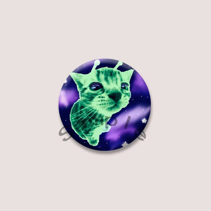 Cute Green Alien Cat Round Badge – Funny Cartoon Animal Brooch Pin for Backpack, Lapel & Gifts