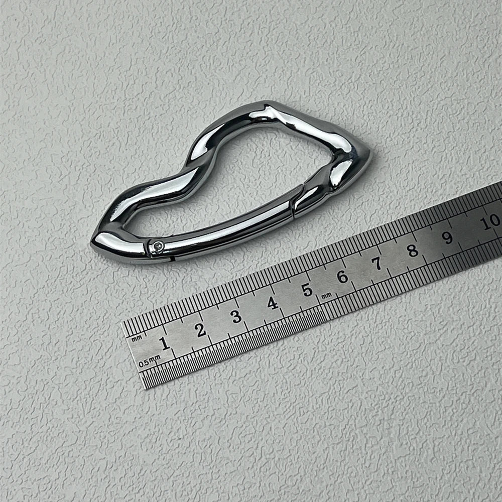 Twisted Metal Carabiner Keychain – Multifunctional Gothic Key Ring for Backpack & Waist Hanging Decor