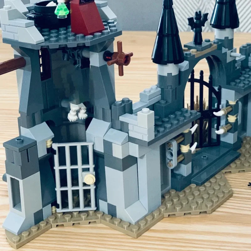 MINISO 940pcs Vampire Castle Building Blocks – DIY Monster Cart Toy for Boys Halloween Gift