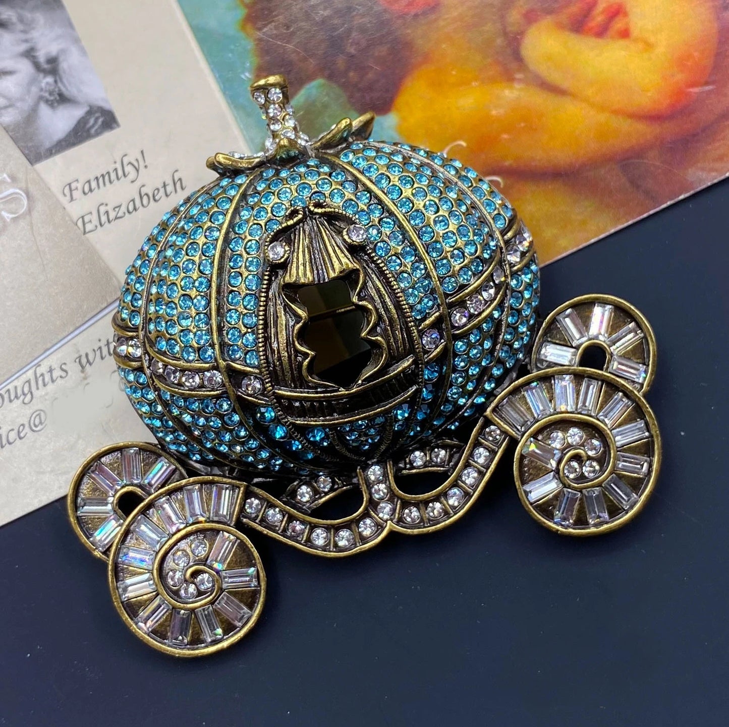 Vintage Baroque Crystal Castle Carriage Brooch – Rhinestone Clock Pin Badge for Women & Girls, Elegant Statement Jewelry