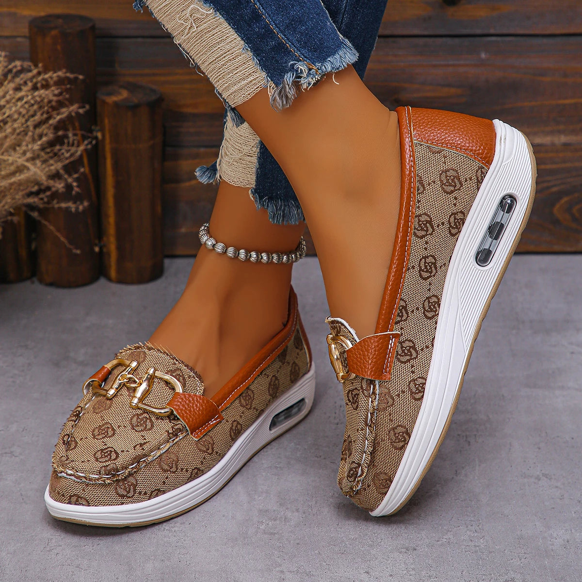 2024 Autumn Women’s Retro Flat Shoes – Fashionable Round Toe with Metal Decoration, Casual Designer Footwear