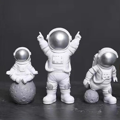 4-Piece Astronaut Figurine Set – Spaceman Statue Sculpture Educational Toy & Desktop Home Decoration Gift for Kids