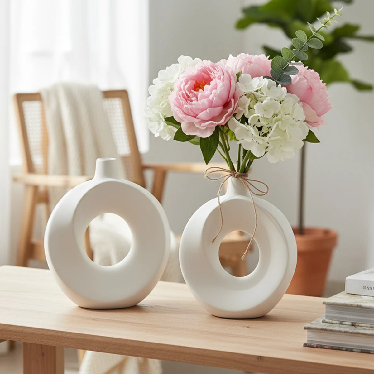 Creative Resin White Donut Vase – Modern Minimalist Decorative Flower Vase for Home Decor & Table Styling