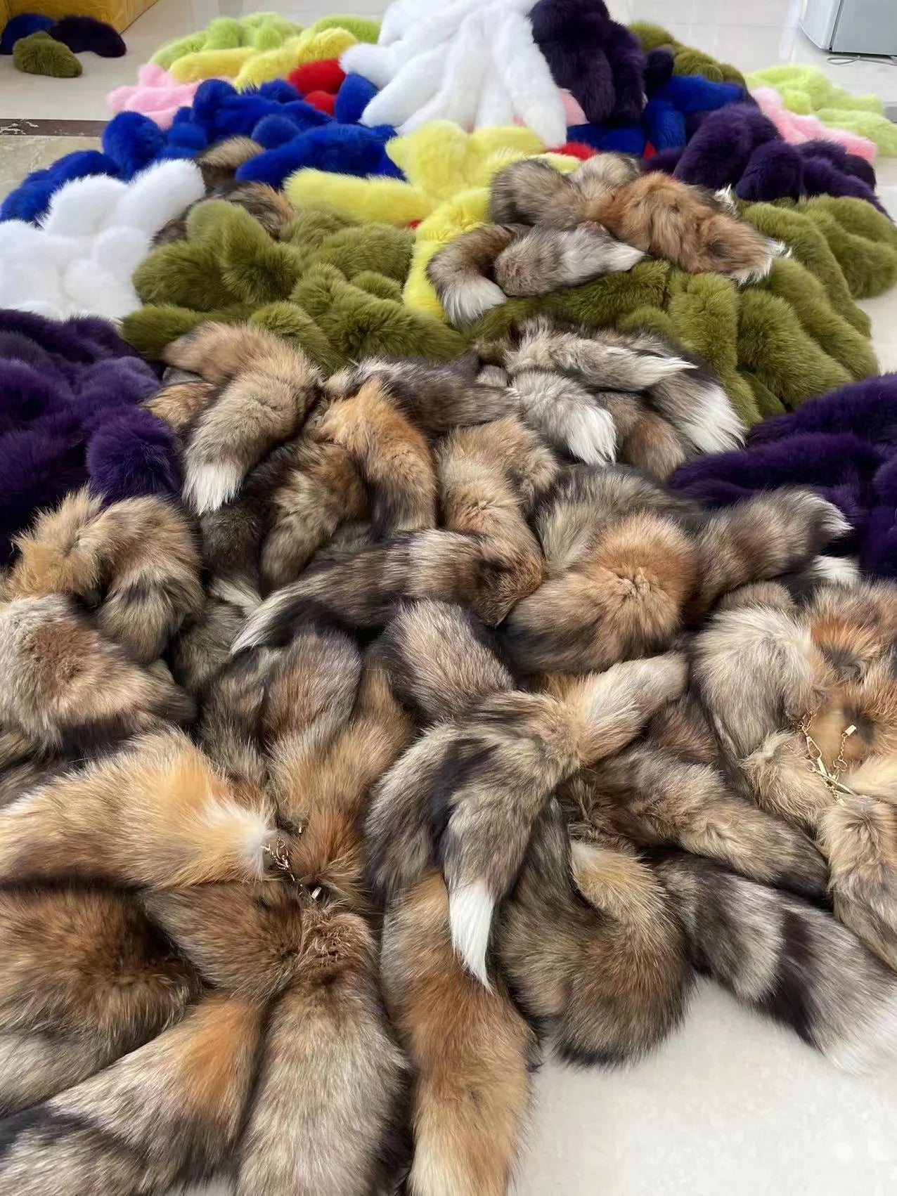 Real Fox Fur Tail Keychain – Large Natural Fur Pendant for Cosplay, Bags, Cars, and Women