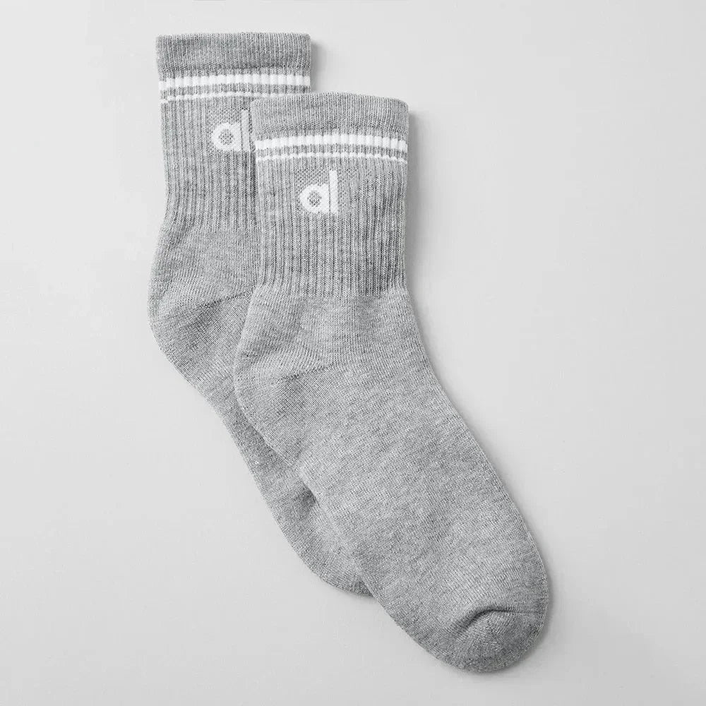 A Women's Soft Cotton Yoga Socks – Mid-Tube Solid Color Casual Socks for Men & Women*
