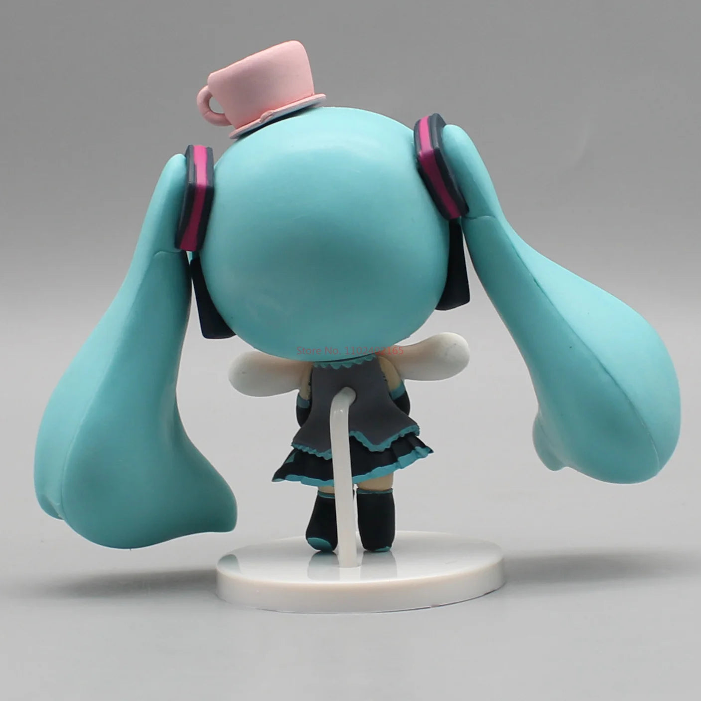 Hatsune Miku Anime Figurine – Holding Cinnamoroll, Bean-Eyed Kawaii Action Figure, Tabletop Decoration & Toy Gift for Children