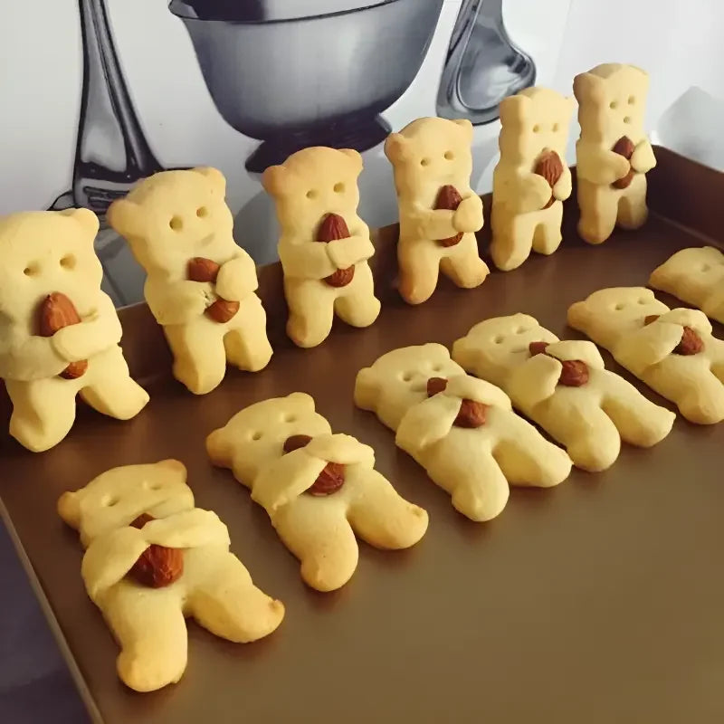Christmas Hug Bear Cookie Cutter Mold – Bear Shape Baking Tool for Cookies, Cakes, Fudge & Sugarcraft Decorating