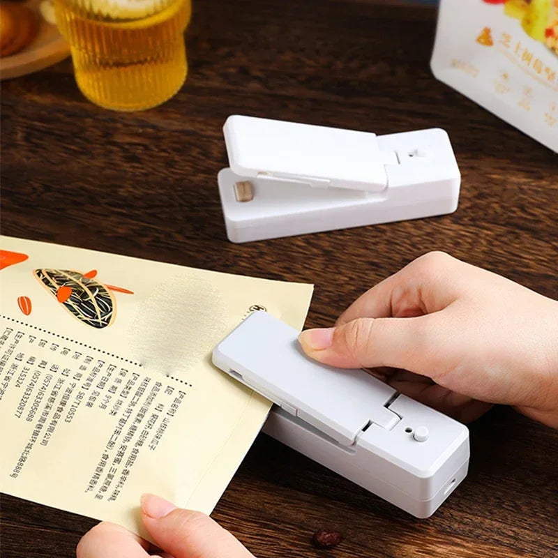 Mini USB Rechargeable Heat Sealer – Portable Food & Snack Bag Sealing Machine with Storage Clip for Kitchen Use