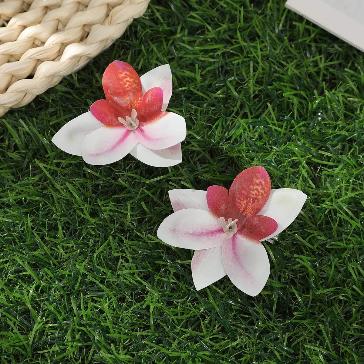 Simulated Orchid Flower Hairpins – White & Pink Hair Clips for Women, Summer Travel Seaside Fashion Headwear