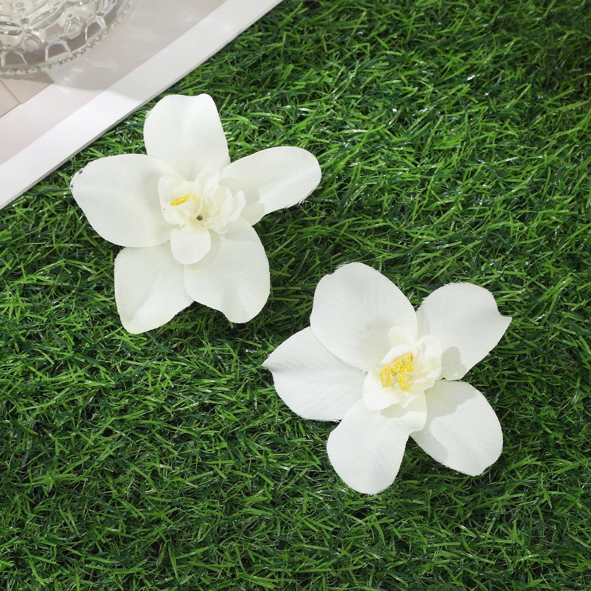 Simulated Orchid Flower Hairpins – White & Pink Hair Clips for Women, Summer Travel Seaside Fashion Headwear
