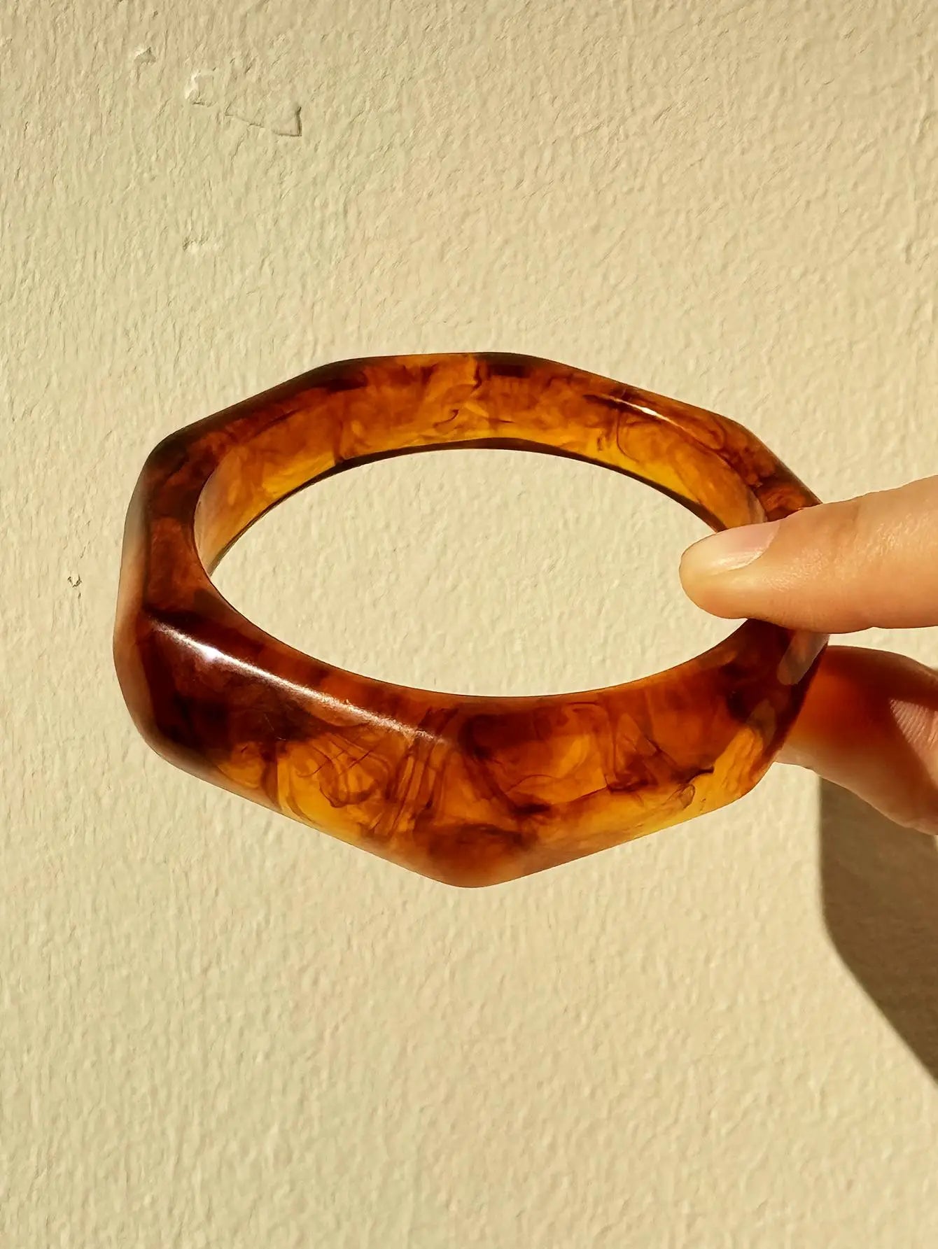 Creative Retro Geometric Chunky Brown Resin Bracelet – Autumn Winter Sweater Bangle for Women 2025