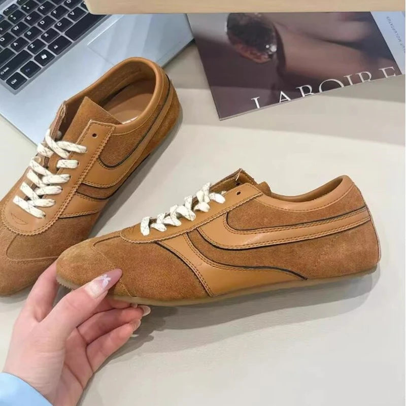 German 2025 Women’s Leather Sneakers — Retro Lace-Up Flat Training Shoes, Large Size Forrest Gump Style