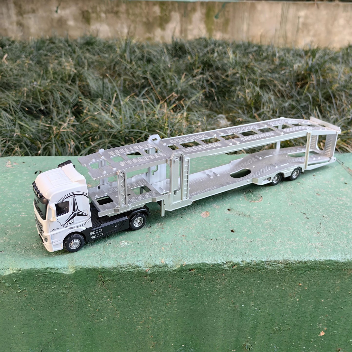 1:50 Large Diecast Alloy Truck Model – Pull-Back Sound & Light Container Transport Vehicle Toy for Boys’ Gifts