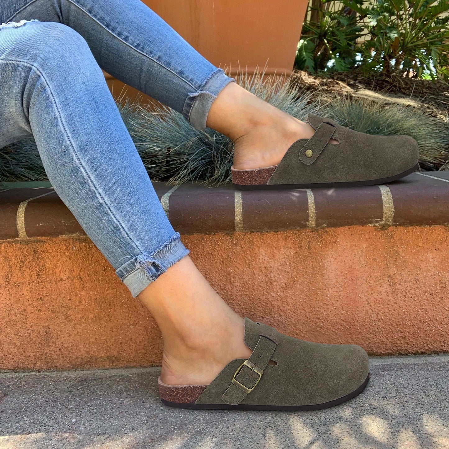 Comwarm Women’s Suede Mules & Men’s Cork Insole Clogs – Arch Support Sandals for Outdoor, Beach, and Home Slides