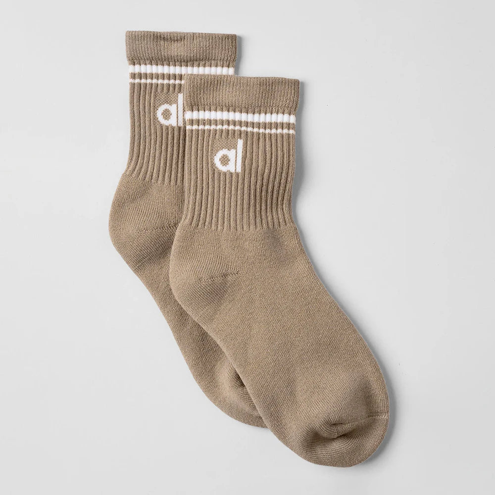A Women's Soft Cotton Yoga Socks – Mid-Tube Solid Color Casual Socks for Men & Women*