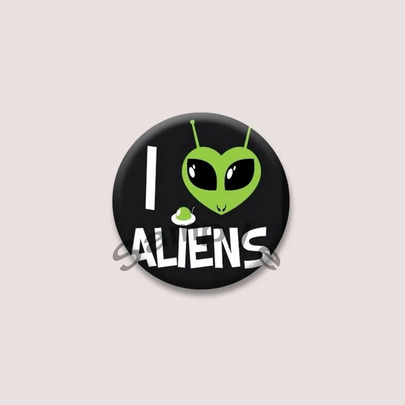 Cute Green Alien Cat Round Badge – Funny Cartoon Animal Brooch Pin for Backpack, Lapel & Gifts