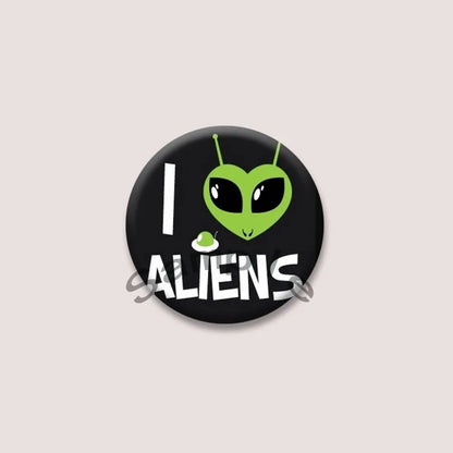 Cute Green Alien Cat Round Badge – Funny Cartoon Animal Brooch Pin for Backpack, Lapel & Gifts