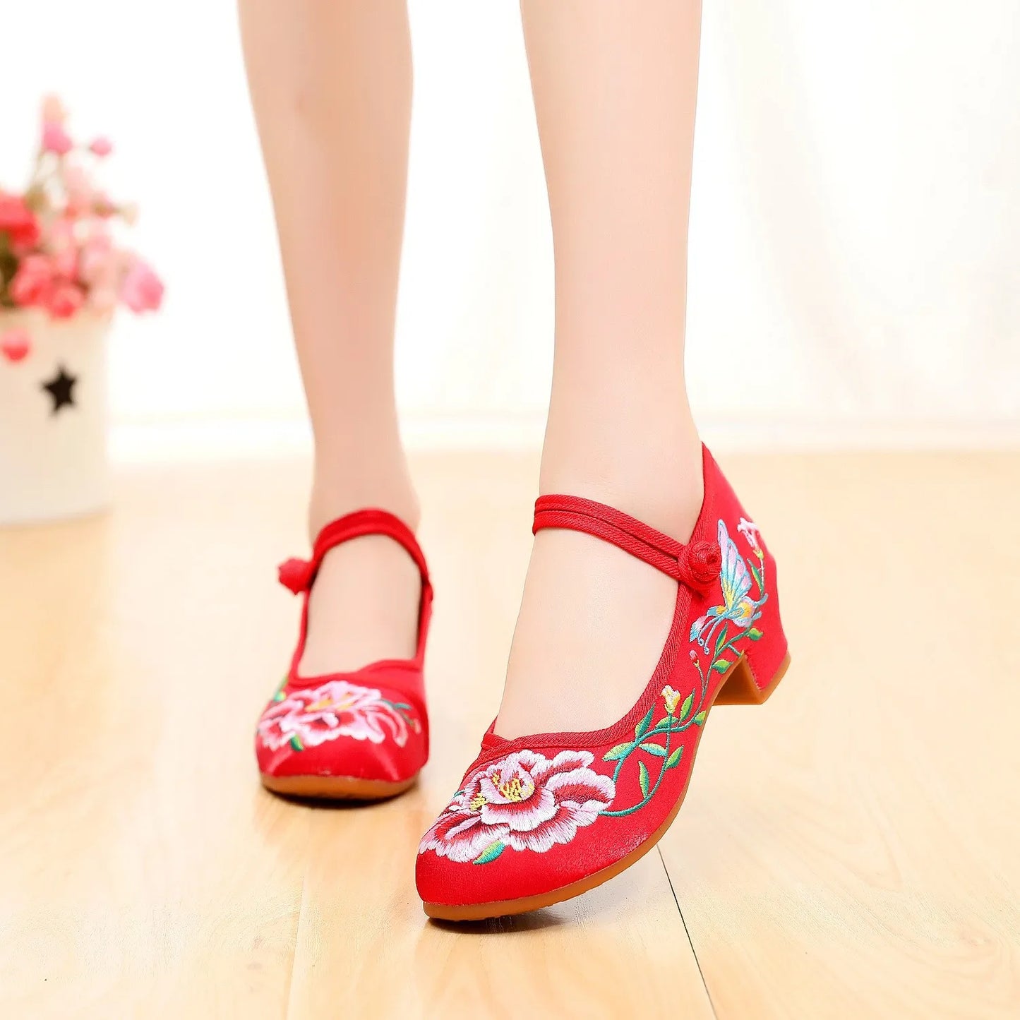 Women’s Embroidered Traditional Shoes - Vintage Chinese Hanfu Qipao Beijing Style Ethnic Dance Footwear