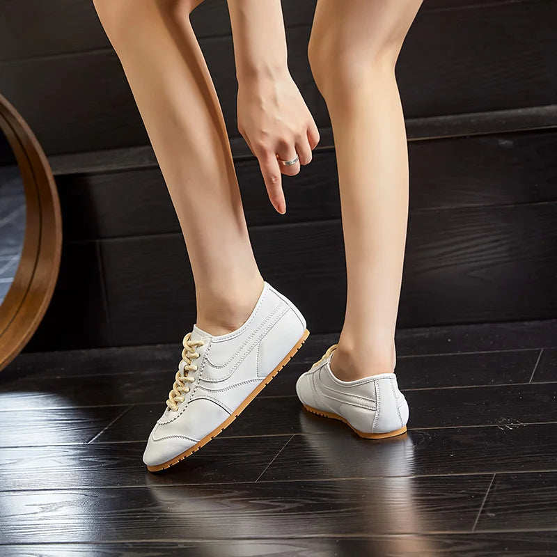 German 2025 Women’s Leather Sneakers — Retro Lace-Up Flat Training Shoes, Large Size Forrest Gump Style