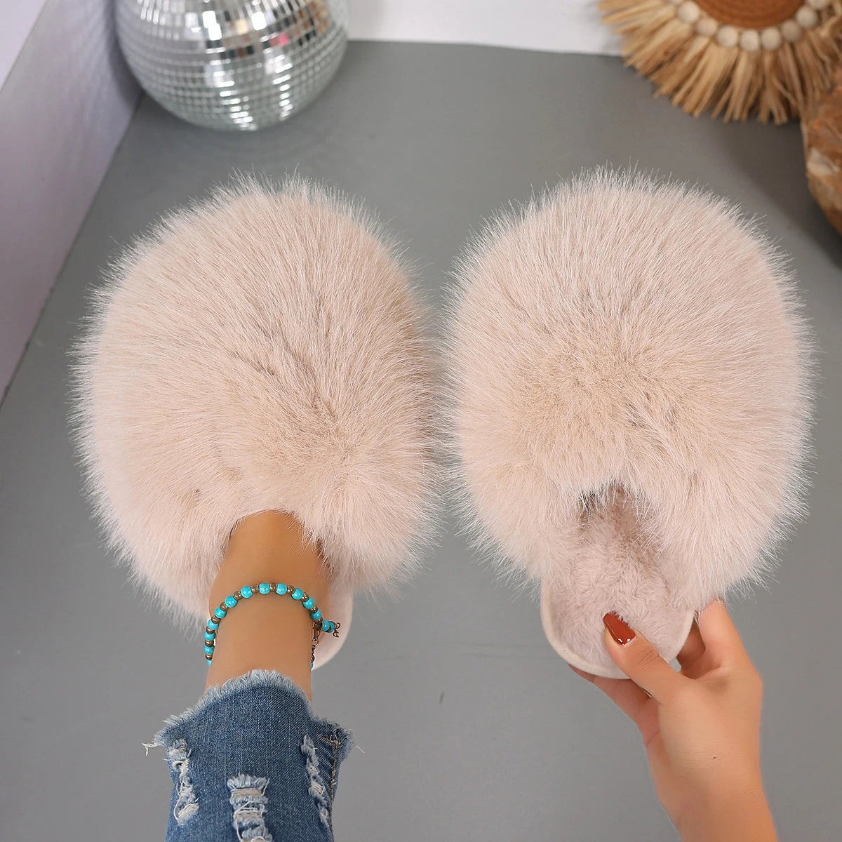 Women’s Winter Fashion Fur Slippers – Fluffy Plush Luxury Outdoor Non-Slip Flat Slides