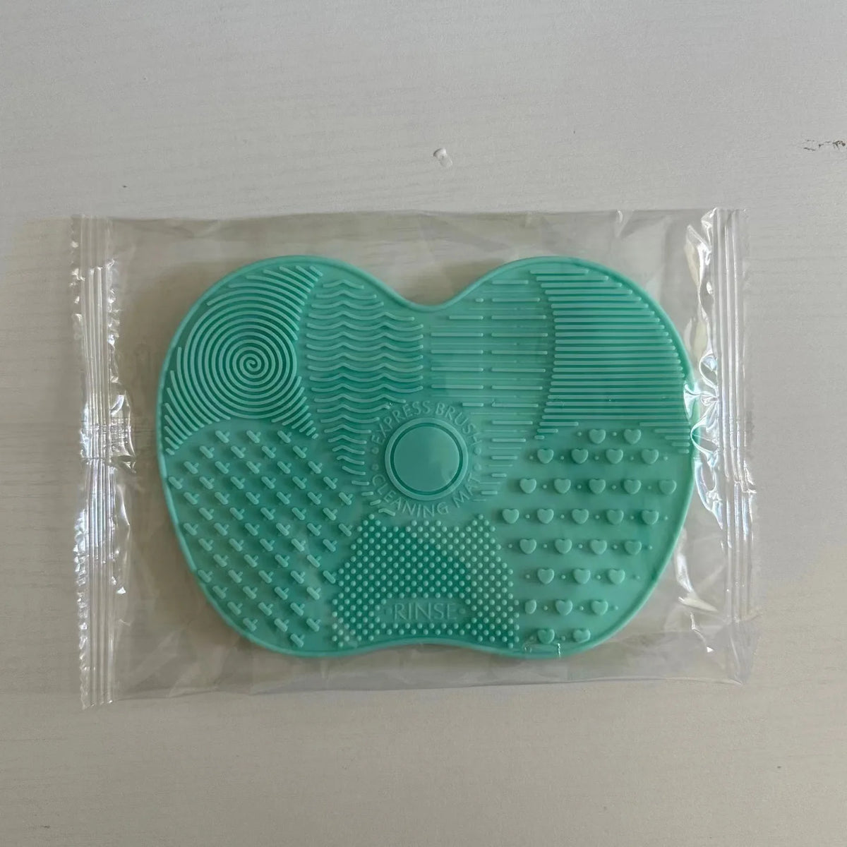 Apple-Shaped Silicone Makeup Brush Cleaner Pad - Suction Cup Cosmetic Tool Cleaning Mat