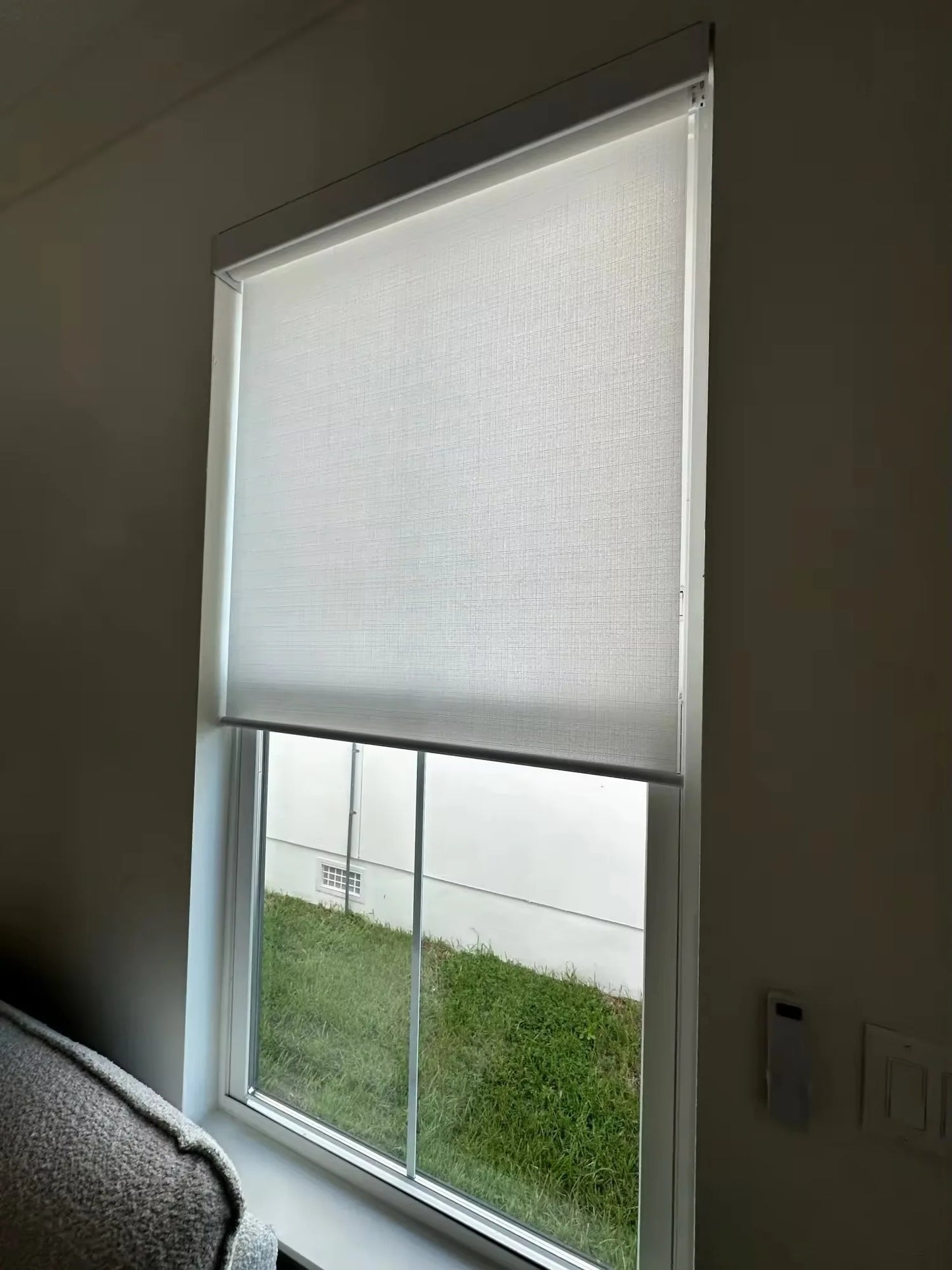 Decopedia Motorized Roller Blinds for Windows – Cordless Smart Blackout Day & Night Curtains for Living Room