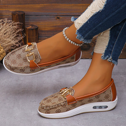 2024 Autumn Women’s Retro Flat Shoes – Fashionable Round Toe with Metal Decoration, Casual Designer Footwear